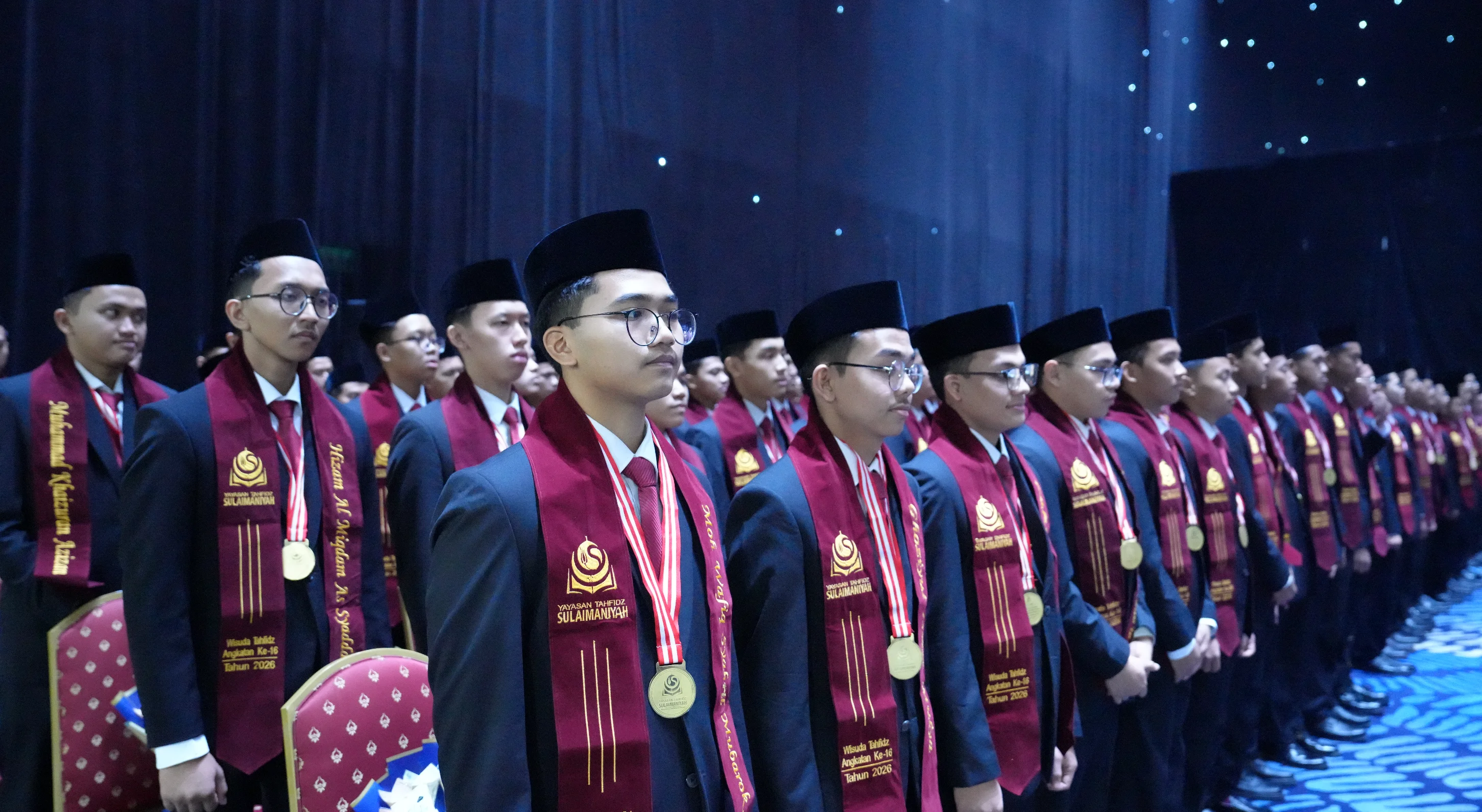 Para hafidz mengikuti prosesi Wisuda Tahfidz Al-Qur'an ke-16 Yayasan Tahfidz Sulaimaniyah Indonesia.