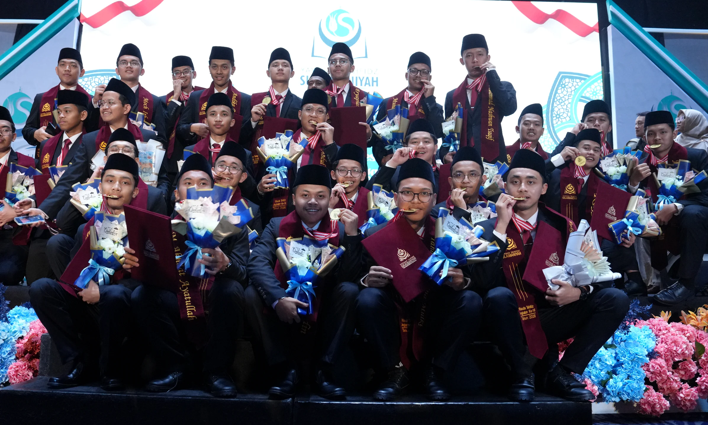 Para wisudawan tahfidz berfoto bersama setelah menerima penghargaan.