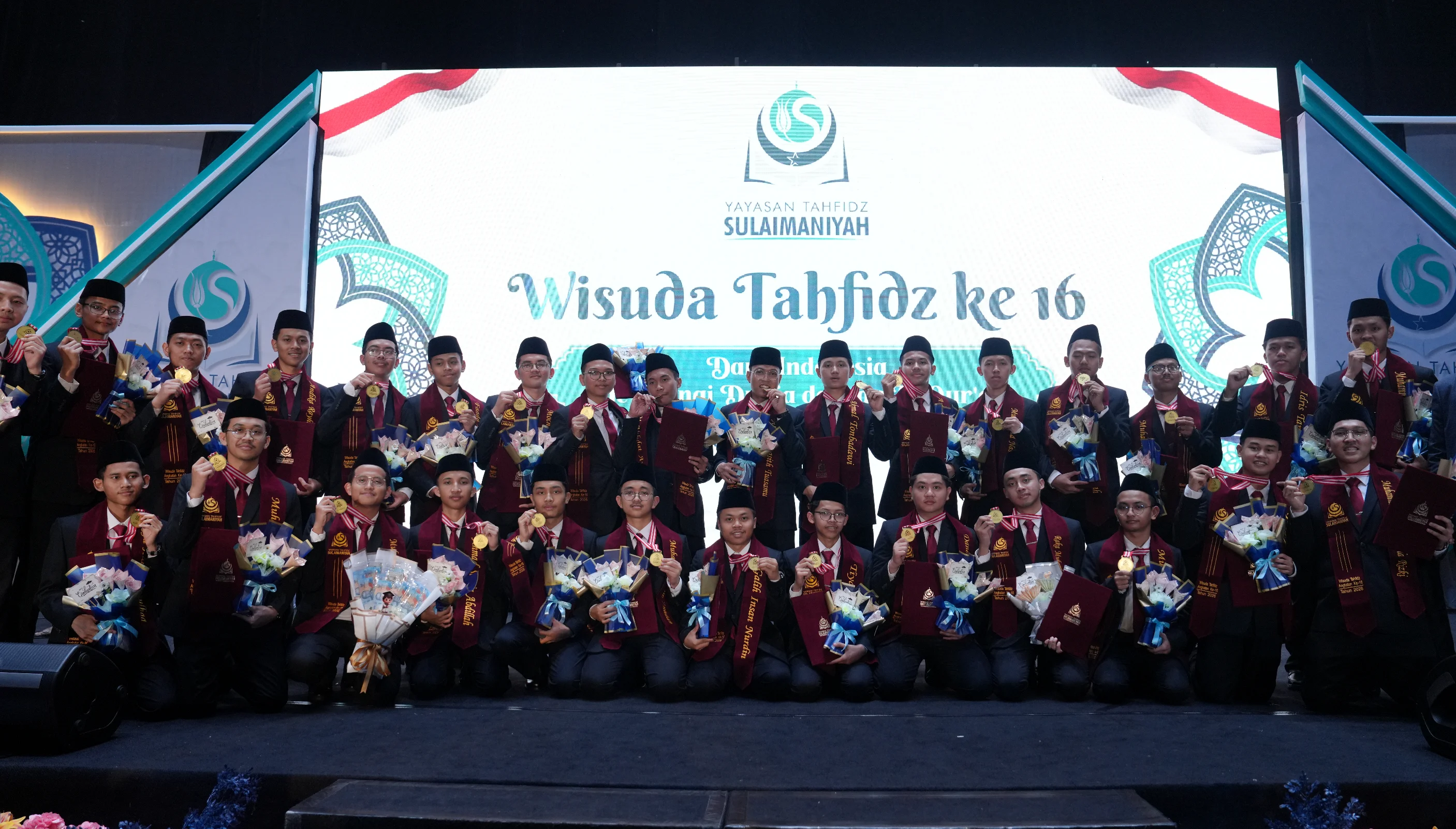 Santri tahfidz berfoto bersama di panggung Wisuda Tahfidz Al-Qur'an ke-16.