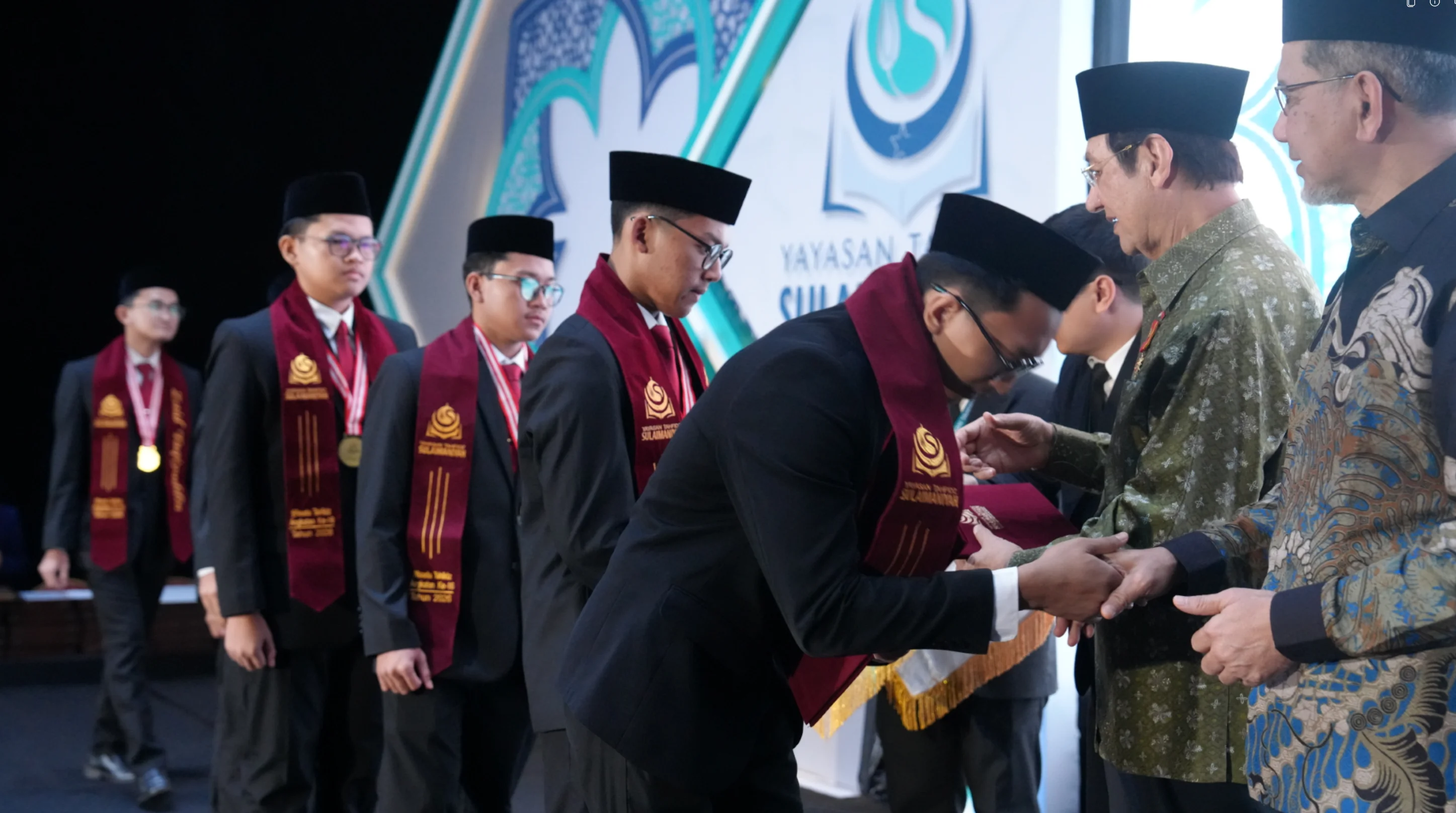Prosesi penyerahan penghargaan kepada santri tahfidz dalam Wisuda Tahfidz Al-Qur'an ke-16.