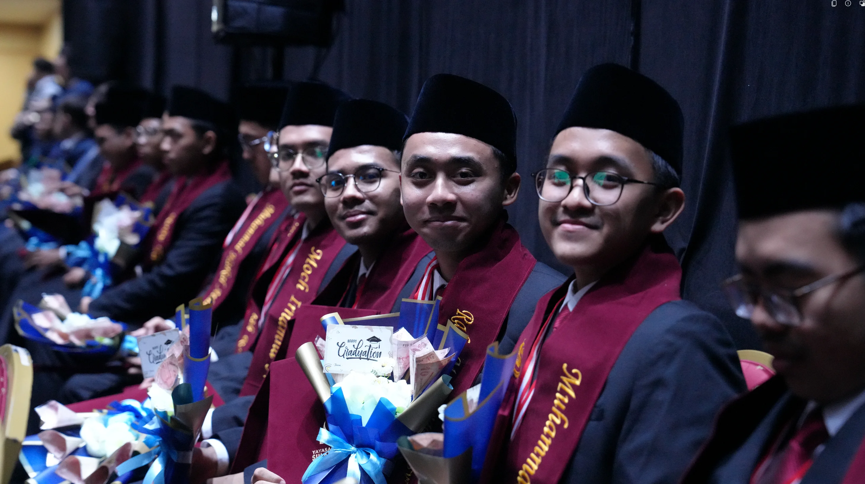 Para santri tahfidz duduk bersama setelah mengikuti prosesi wisuda.