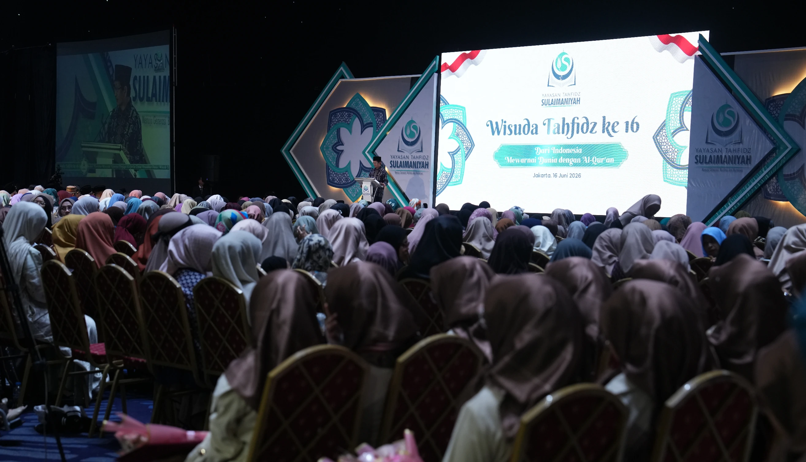 Suasana Wisuda Tahfidz Al-Qur'an ke-16 Yayasan Tahfidz Sulaimaniyah Indonesia yang diikuti para undangan dan wali santri.
