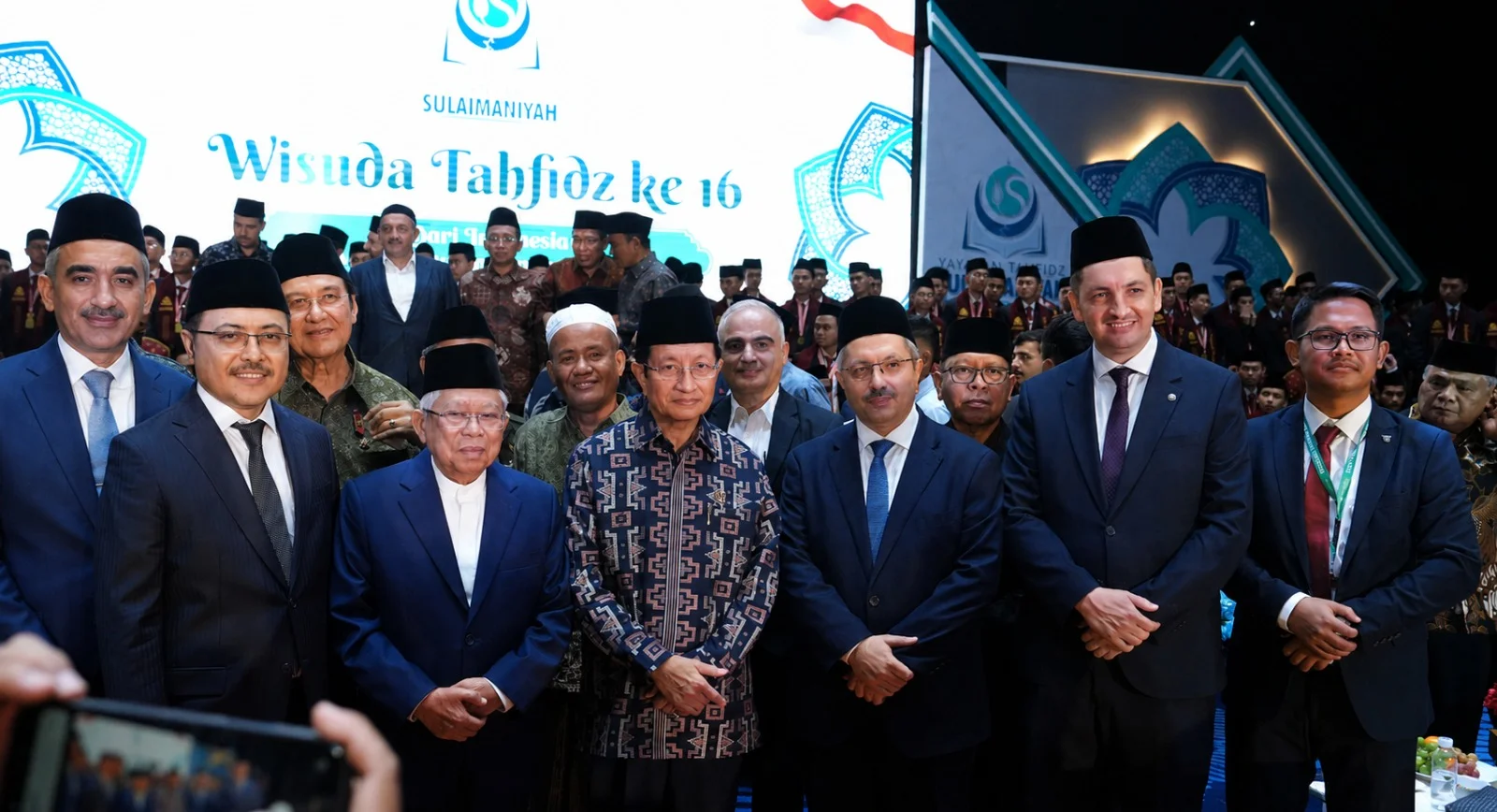 Menteri Agama Nasaruddin Umar dan KH Ma'ruf Amin berfoto bersama tokoh dan tamu undangan dalam Wisuda Tahfidz Al-Qur'an ke-16.