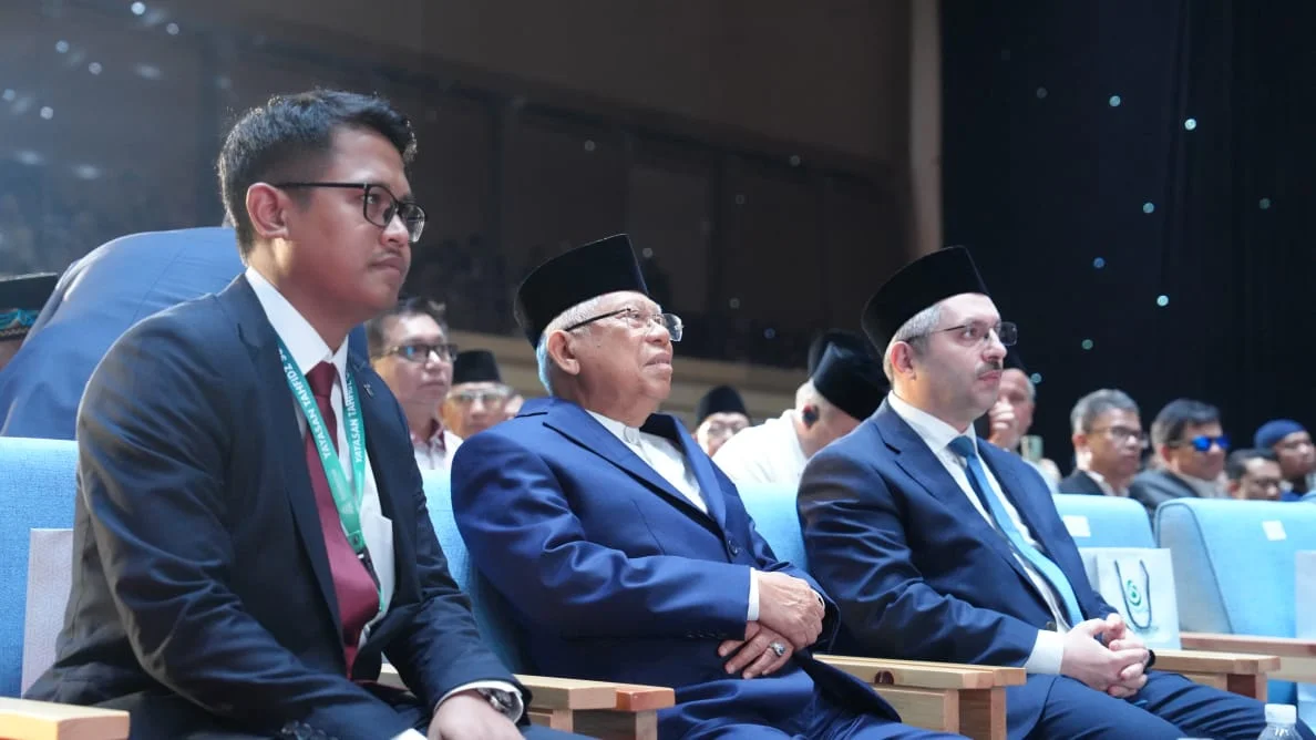 KH Ma'ruf Amin dan tamu undangan mengikuti kegiatan Wisuda Tahfidz Al-Qur'an ke-16.