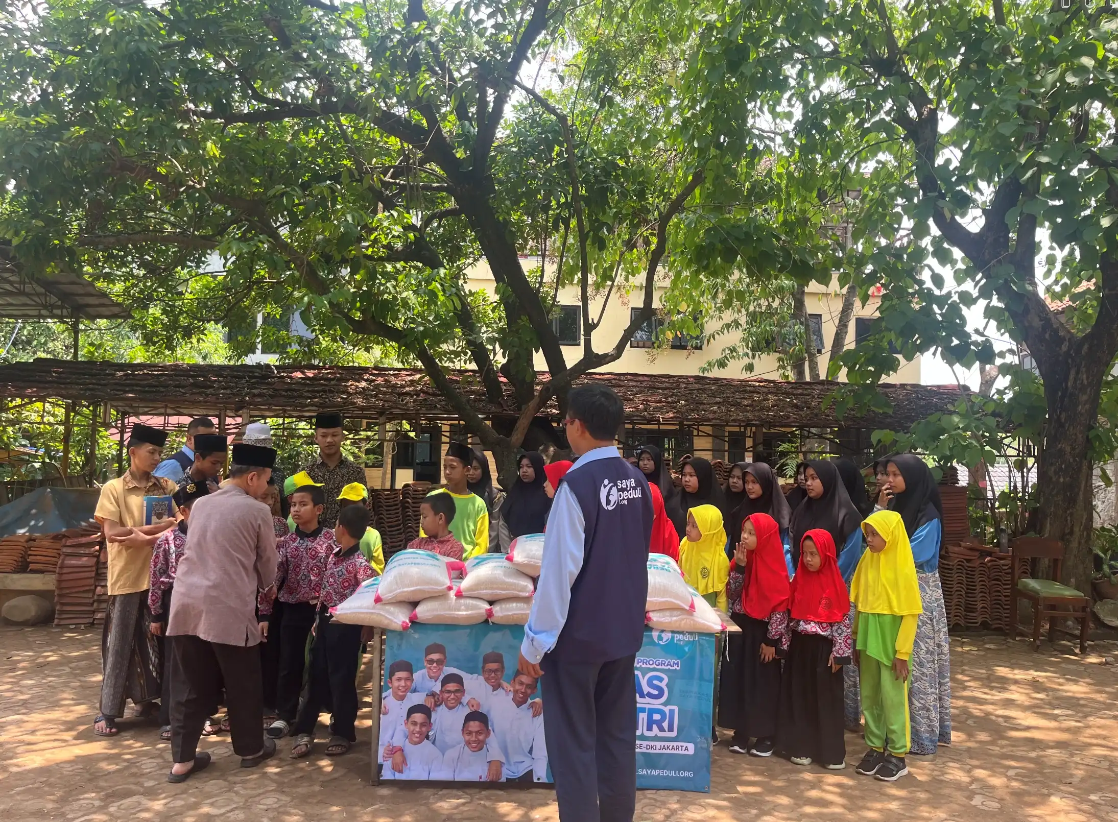 Foto 1 dari album Pendistribusian Beras ke Seluruh Pesantren di DKI Jakarta Tahun 2024