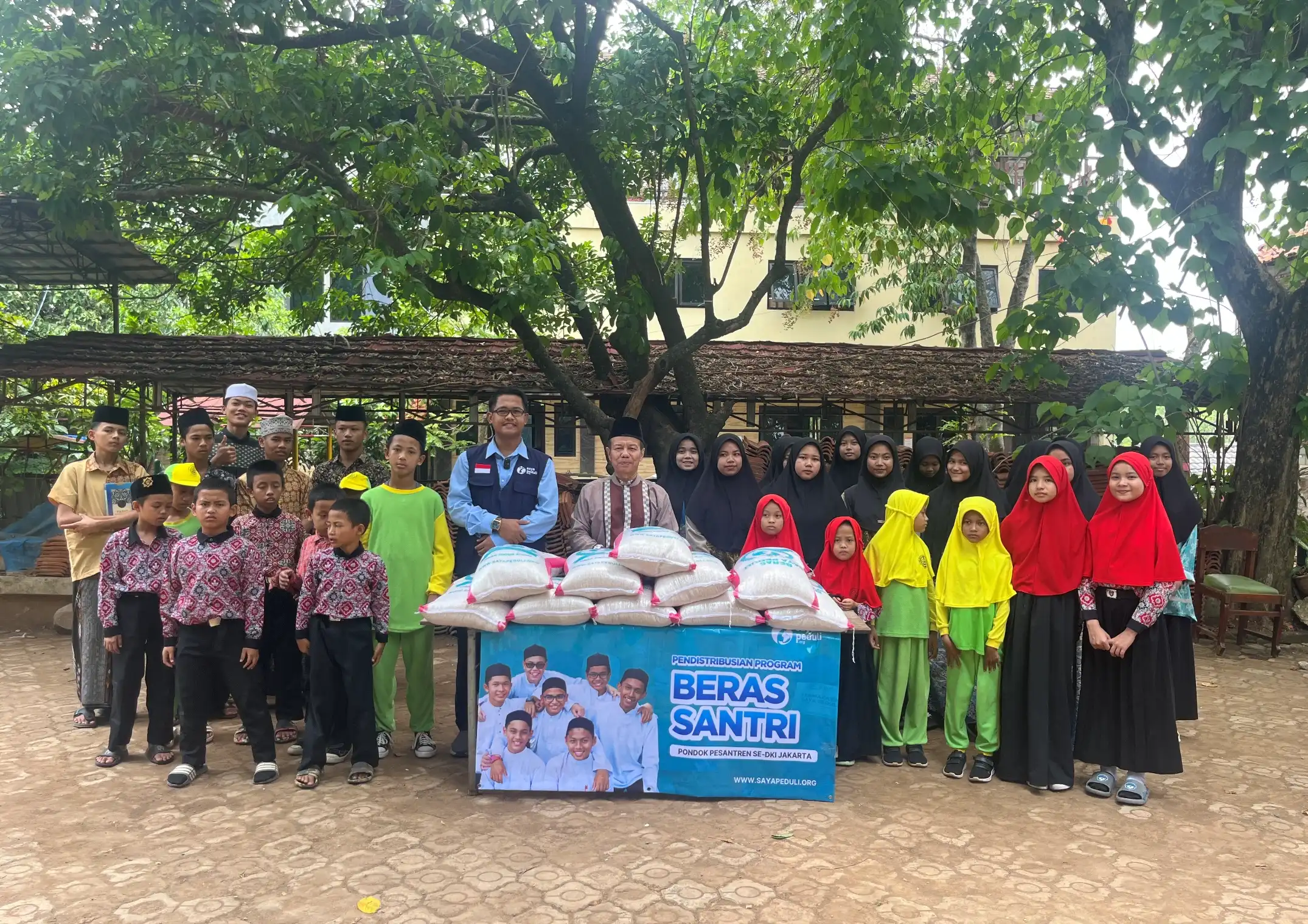Foto 2 dari album Pendistribusian Beras ke Seluruh Pesantren di DKI Jakarta Tahun 2024