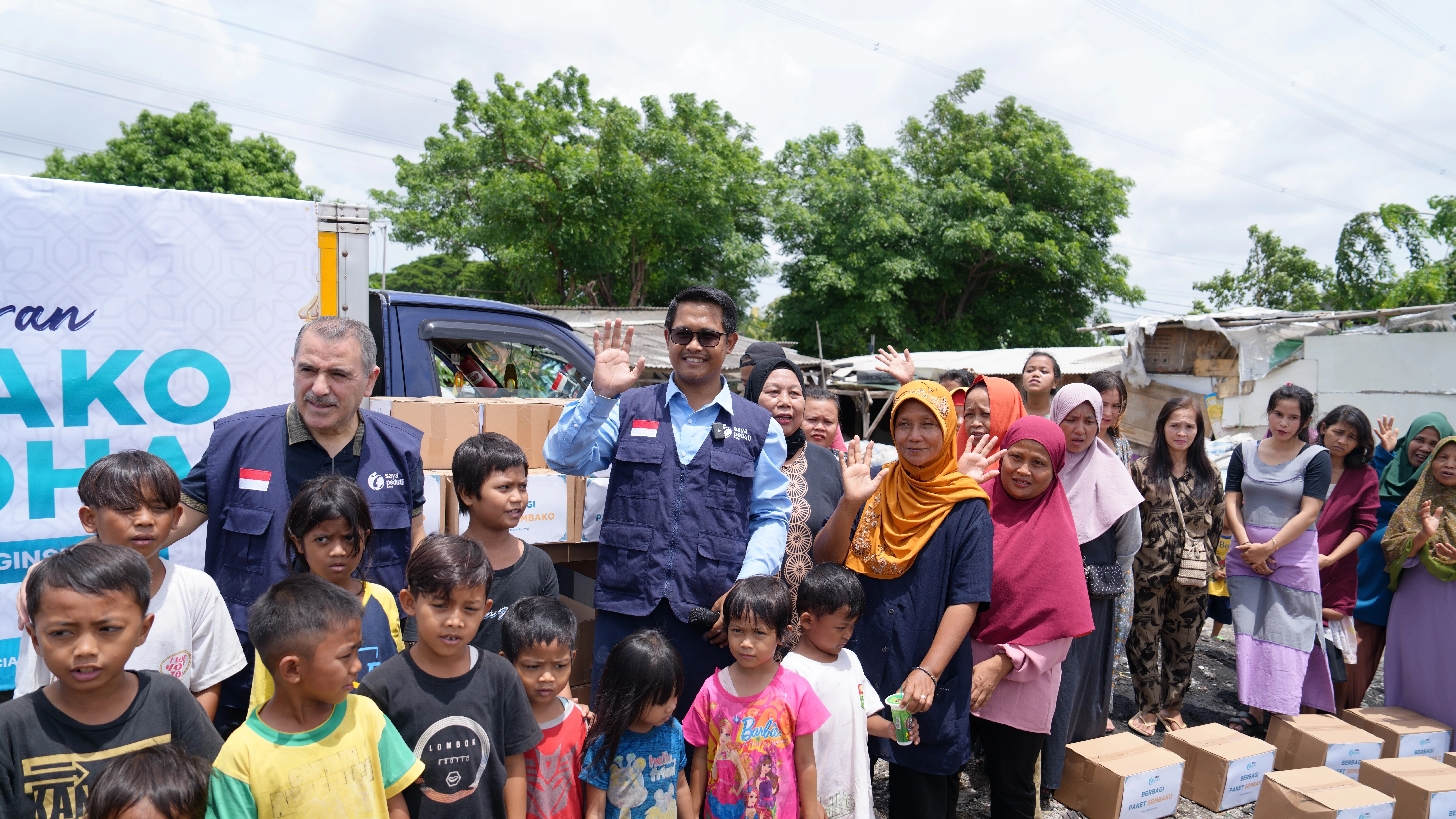 Relawan dan penerima manfaat program sosial