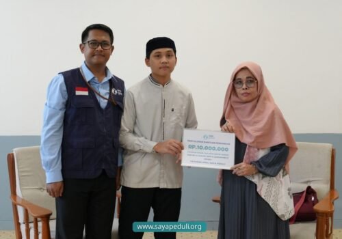 Dana tersebut berasal dari donatur keluarga Bapak H. Nur Efry Burhanuddin Shomsiharjo dan disalurkan kepada santri binaan Yayasan Amal Saya Peduli. Penyerahan dilakukan secara simbolis dengan dihadiri oleh pengurus yayasan, perwakilan keluarga donatur, serta penerima manfaat