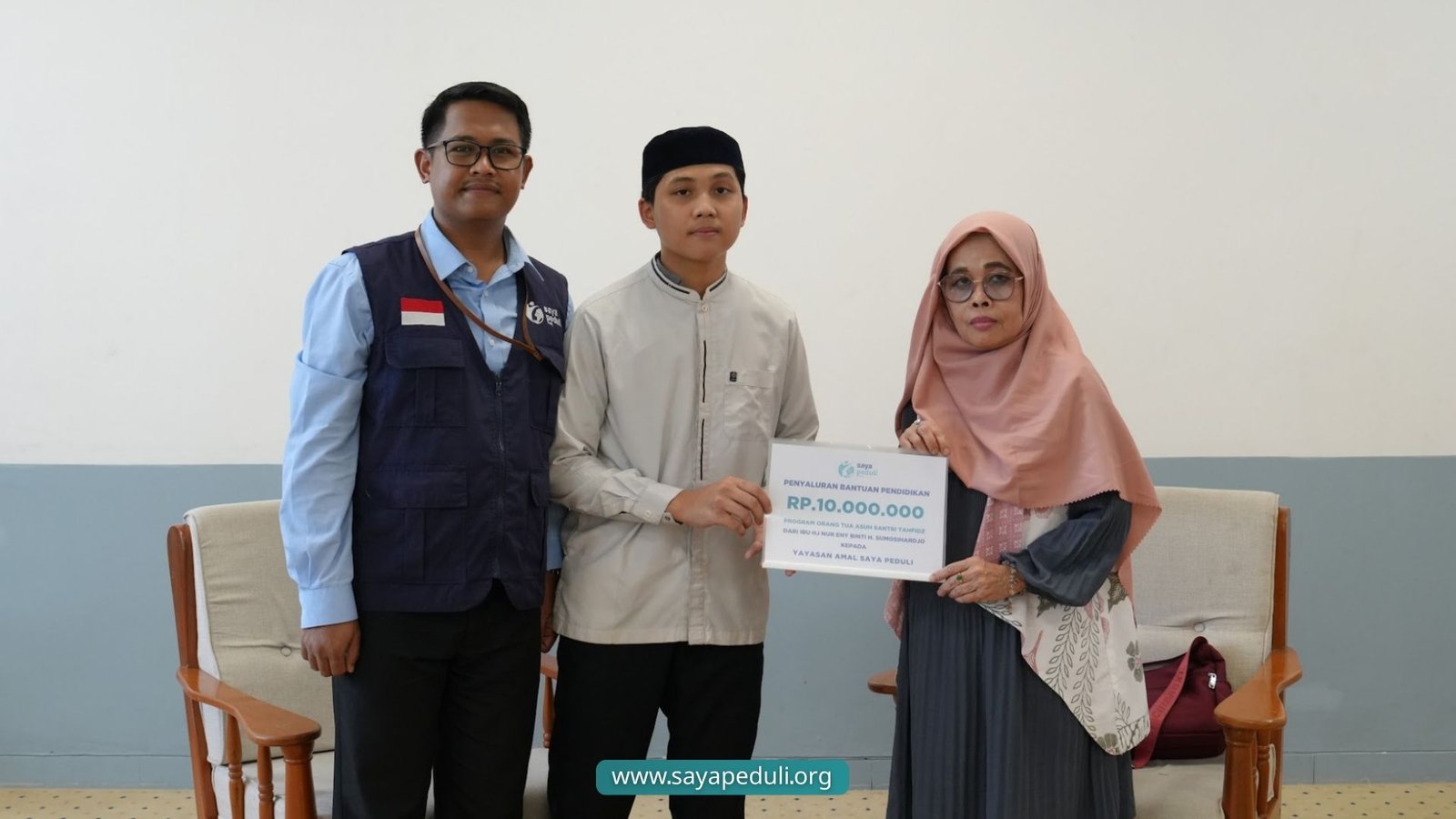 Dana tersebut berasal dari donatur keluarga Bapak H. Nur Efry Burhanuddin Shomsiharjo dan disalurkan kepada santri binaan Yayasan Amal Saya Peduli. Penyerahan dilakukan secara simbolis dengan dihadiri oleh pengurus yayasan, perwakilan keluarga donatur, serta penerima manfaat